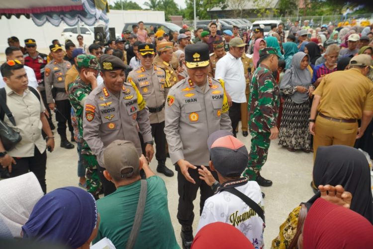 Gubernur Kalimantan Tengah H. AGUSTIAR SABRAN, S.IKom bersama Kapolda Kalteng IRJEN POL IWAN KURNIAWAN, S.I.K., M.Si dan Pangdam XXII/TB MAYJEND TNI ZAINUL ARIFIN, S.A.P., M.Sc menyalurkan ribuan paket bantuan sosial kepada masyarakat Kecamatan Hanau, Kabupaten Seruyan, Senin (16/3) di Stadion Hanau.