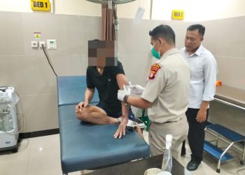 Satuan Tahanan dan Barang Bukti (Sattahti) Polresta Palangka Raya melaksanakan pemeriksaan kesehatan terhadap seorang tahanan yang mengalami sakit dengan membawanya ke Instalasi Gawat Darurat (IGD) RS Bhayangkara Palangka Raya.