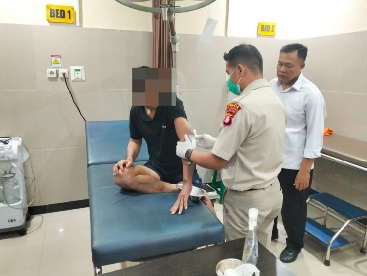 Satuan Tahanan dan Barang Bukti (Sattahti) Polresta Palangka Raya melaksanakan pemeriksaan kesehatan terhadap seorang tahanan yang mengalami sakit dengan membawanya ke Instalasi Gawat Darurat (IGD) RS Bhayangkara Palangka Raya.
