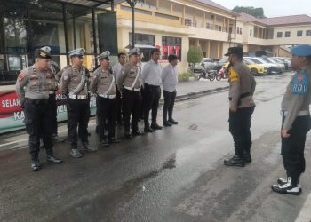 Piket fungsi bersama Sentra Pelayanan Kepolisian Terpadu (SPKT) Polresta Palangka Raya melaksanakan kegiatan serah terima tugas jaga di Mapolresta Palangka Raya sebagai bagian dari mekanisme pergantian personel yang bertugas.