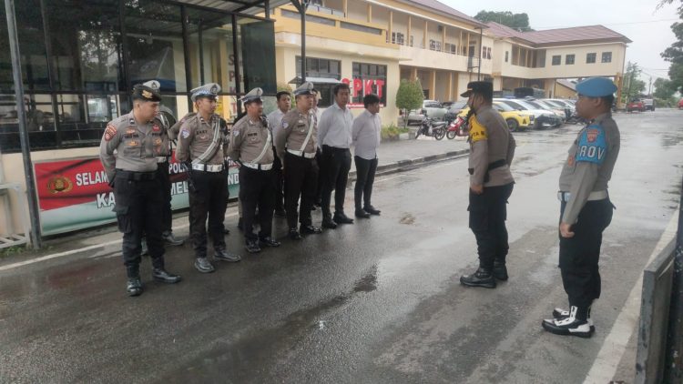 Piket fungsi bersama Sentra Pelayanan Kepolisian Terpadu (SPKT) Polresta Palangka Raya melaksanakan kegiatan serah terima tugas jaga di Mapolresta Palangka Raya sebagai bagian dari mekanisme pergantian personel yang bertugas.