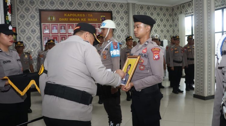 Upacara tersebut dilaksanakan di Lobby Mapolresta Palangka Raya dan dipimpin langsung oleh Kapolresta Palangka Raya selaku inspektur upacara, serta dihadiri oleh Wakapolresta, para pejabat utama (PJU) dan personel Polresta Palangka Raya.