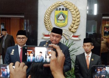 Keterangan Pers Bupati Usai Menghadiri Sidang Paripurna DPRD Kabupaten Bogor. (Foto. Dok: RH.Mitrapolri.Com)