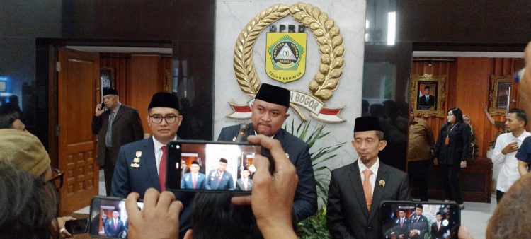 Keterangan Pers Bupati Usai Menghadiri Sidang Paripurna DPRD Kabupaten Bogor. (Foto. Dok: RH.Mitrapolri.Com)
