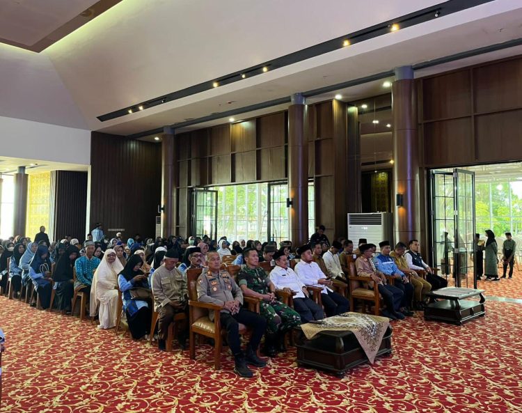 Polres Ogan Ilir menunjukkan dukungannya terhadap kegiatan keagamaan di tengah masyarakat dengan menghadiri peringatan Hari Guru Ngaji yang diselenggarakan oleh BKPMRI Kabupaten Ogan Ilir, Senin (16/3/2026) di Pendopoan Kediaman Bupati Ogan Ilir, Komplek Perkantoran Tanjung Senai.