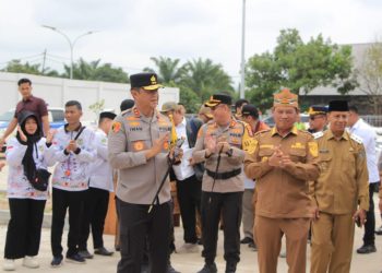 Kapolda Kalteng, Irjen Pol Iwan Kurniawan, bersama Gubernur H. Agustiar Sabran, dan Pangdam XXII Tambun Bungai, Mayjend TNI Zainul Arifin, menyalurkan ribuan paket bantuan sosial kepada masyarakat di Kecamatan Hanau, Kabupaten Seruyan, Senin (16/3/2026).