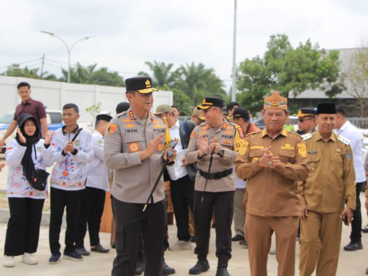 Kapolda Kalteng, Irjen Pol Iwan Kurniawan, bersama Gubernur H. Agustiar Sabran, dan Pangdam XXII Tambun Bungai, Mayjend TNI Zainul Arifin, menyalurkan ribuan paket bantuan sosial kepada masyarakat di Kecamatan Hanau, Kabupaten Seruyan, Senin (16/3/2026).
