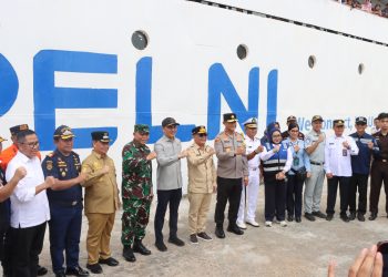 Kapolda Kalteng, Irjen Pol Iwan Kurniawan, S.I.K., M.Si. bersama Gubernur Kalteng, H. Agustiar Sabran, S.IKom, dan Forkopimda Kalteng, melakukan kunjungan kerja di Pelabuhan PT. Pelindo Sampit, Kabupaten Kotawaringin Timur, Senin (16/03/26).
