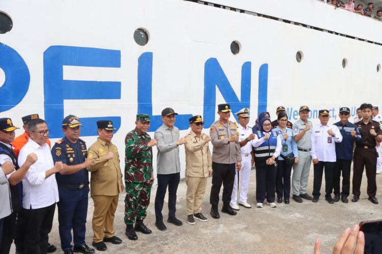 Kapolda Kalteng, Irjen Pol Iwan Kurniawan, S.I.K., M.Si. bersama Gubernur Kalteng, H. Agustiar Sabran, S.IKom, dan Forkopimda Kalteng, melakukan kunjungan kerja di Pelabuhan PT. Pelindo Sampit, Kabupaten Kotawaringin Timur, Senin (16/03/26).