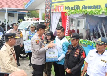 Kapolda Kalteng, Irjen Pol Iwan Kurniawan, S.I.K., M.Si. melakukan kunjungan ke Pos Yan Pelabuhan Sampit didampingi Gubernur Kalteng, H. Agustiar Sabran A, S.Ikom beserta rombongan meninjau Pos Yan Pelabuhan Sampit memastikan keamanan, ketertiban, dan kesiapan pelayanan menjelang puncak arus mudik lebaran 2026, pada hari Senin siang (16/03/2026).