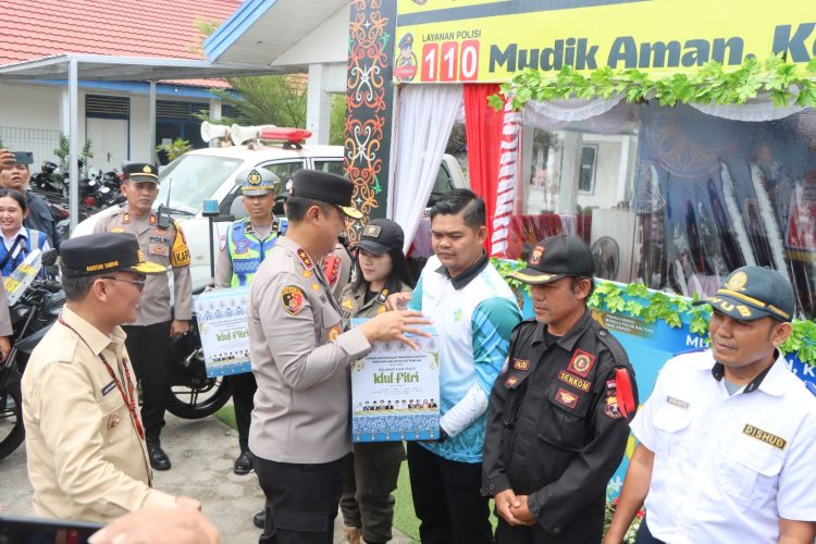 Kapolda Kalteng, Irjen Pol Iwan Kurniawan, S.I.K., M.Si. melakukan kunjungan ke Pos Yan Pelabuhan Sampit didampingi Gubernur Kalteng, H. Agustiar Sabran A, S.Ikom beserta rombongan meninjau Pos Yan Pelabuhan Sampit memastikan keamanan, ketertiban, dan kesiapan pelayanan menjelang puncak arus mudik lebaran 2026, pada hari Senin siang (16/03/2026).