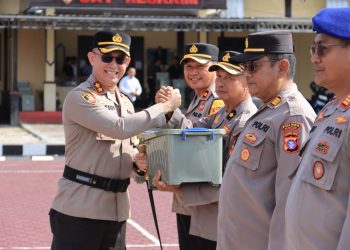 Kapolres Seruyan AKBP Beddy Suwendi, S.H., S.I.K., secara langsung membagikan bingkisan Lebaran kepada seluruh personel Polres Seruyan.