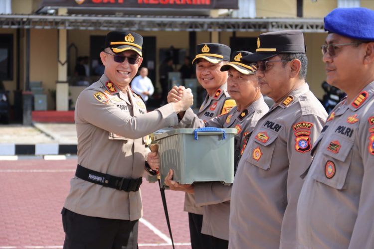 Kapolres Seruyan AKBP Beddy Suwendi, S.H., S.I.K., secara langsung membagikan bingkisan Lebaran kepada seluruh personel Polres Seruyan.