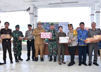 Forum Koordinasi Pimpinan Daerah (Forkopimda) Kabupaten Samosir turun langsung melakukan monitoring ke sejumlah Pos Pengamanan dan Pos Pelayanan dalam rangka Operasi Ketupat Toba 2026, Selasa (17/3/2026).