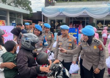 Kegiatan ini dipimpin langsung Kapolda Kalteng Irjen Pol Iwan Kurniawan, S.IK., M.Si. didampingi Ketua Bhayangkari Daerah Kalteng, Ny. Maya Iwan Kurniawan dan sejumlah pejabat utama Polda, bertempat di Depan Gedung UMKM Bhayangkari, Jl. Tjilik Riwut Km.1, Kota Palangka Raya, Selasa (17/3/2026)