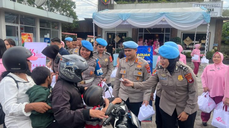 Kegiatan ini dipimpin langsung Kapolda Kalteng Irjen Pol Iwan Kurniawan, S.IK., M.Si. didampingi Ketua Bhayangkari Daerah Kalteng, Ny. Maya Iwan Kurniawan dan sejumlah pejabat utama Polda, bertempat di Depan Gedung UMKM Bhayangkari, Jl. Tjilik Riwut Km.1, Kota Palangka Raya, Selasa (17/3/2026)