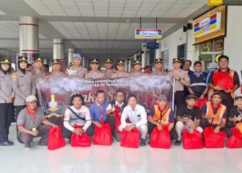 Sebanyak 26 Siswa Sekolah Inspektur Polisi (SIP) angkatan 55 tahun anggaran 2026 asal pengiriman Polda Kalteng menggelar kegiatan bakti sosial di Kota Palangka Raya, Kalteng. Para siswa menyalurkan bantuan kepada para porter dan cleaning service (cs) Bandara Tjilik Riwut di Palangka Raya, Rabu (18/3/2026) siang.