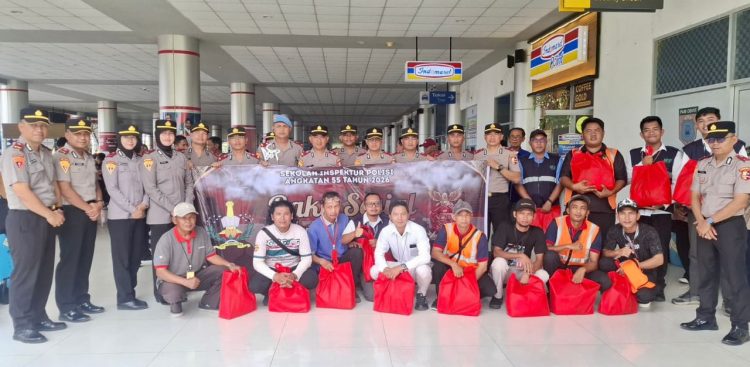Sebanyak 26 Siswa Sekolah Inspektur Polisi (SIP) angkatan 55 tahun anggaran 2026 asal pengiriman Polda Kalteng menggelar kegiatan bakti sosial di Kota Palangka Raya, Kalteng. Para siswa menyalurkan bantuan kepada para porter dan cleaning service (cs) Bandara Tjilik Riwut di Palangka Raya, Rabu (18/3/2026) siang.
