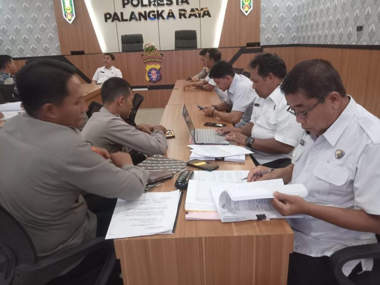 Kegiatan tersebut berlangsung di Aula Rupatama Polresta Palangka Raya dengan agenda pemeriksaan administrasi serta pengecekan pelaksanaan Operasi Ketupat Telabang 2026 di wilayah hukum Polresta Palangka Raya.