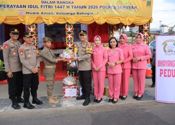 Kapolres Seruyan, AKBP Beddy Suwendi, S.H., S.I.K., didampingi Wakapolres Seruyan Kompol Hendry, S.E., serta Ketua Bhayangkari Cabang Seruyan Ny. Putri Beddy dan Wakil Ketua Ny. Vivi Hendry, melaksanakan pengecekan sekaligus pemberian bingkisan kepada personel yang bertugas di Pos Terpadu dan Pos Pelayanan Operasi Ketupat Telabang 2026, Rabu (18/3/2026) sore.