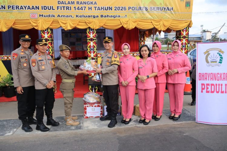 Kapolres Seruyan, AKBP Beddy Suwendi, S.H., S.I.K., didampingi Wakapolres Seruyan Kompol Hendry, S.E., serta Ketua Bhayangkari Cabang Seruyan Ny. Putri Beddy dan Wakil Ketua Ny. Vivi Hendry, melaksanakan pengecekan sekaligus pemberian bingkisan kepada personel yang bertugas di Pos Terpadu dan Pos Pelayanan Operasi Ketupat Telabang 2026, Rabu (18/3/2026) sore.