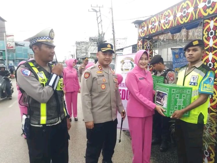 Kapolres Katingan AKBP Dodik Hartono S.H., S.I.K., M.H., bersama Ketua Bhayangkari Cabang Katingan Ny. Sari Dodik melaksanakan pengecekan Pos Operasi Ketupat Telabang Polres Katingan, guna memastikan kesiapan pengamanan dan pelayanan kepada masyarakat selama periode arus mudik dan balik. Rabu (18/03/2026) Sore.