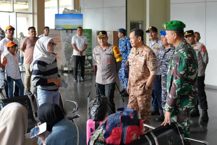 Wakil Wali Kota Sabang Suradji Junus bersama Forkopimda dan instansi terkait, melakukan pengecekan Pos Pelayanan Terpadu di Pelabuhan Balohan. Hal ini dilakukan untuk memastikan kesiapan fasilitas, personel, dan layanan bagi pemudik serta wisatawan.