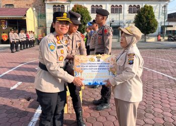 Perwakilan penerima bingkisan di antaranya IPDA Jusup Ketaren, Brigpol Dwi Hetriandy, S.H, Briptu Kurnia Permana, Bripda Wira Harzita, serta Penata Neneng Gusniarti dari unsur ASN.