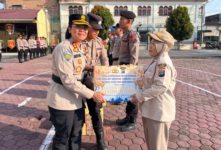 Perwakilan penerima bingkisan di antaranya IPDA Jusup Ketaren, Brigpol Dwi Hetriandy, S.H, Briptu Kurnia Permana, Bripda Wira Harzita, serta Penata Neneng Gusniarti dari unsur ASN.