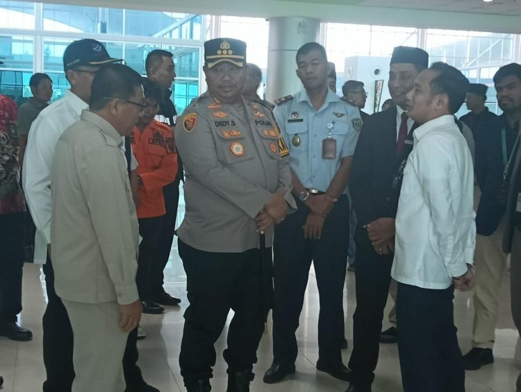 Personel Satuan Pengamanan Objek Vital (Satpamobvit) Polresta Palangka Raya melaksanakan pengamanan kegiatan kunjungan Forkopimda Kota Palangka Raya di kawasan Bandara Tjilik Riwut sebagai bentuk dukungan moril terhadap pelaksanaan Operasi Ketupat Telabang 2026.
