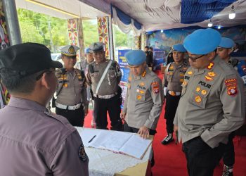 Kedatangan rombongan disambut hangat oleh Perwira Pengendali (Pada), Ipda Dedi Hendra Kurniawan, S.H., M.M. bersama personel di Pos Terpadu Bundaran Besar, Jalan Yos Sudarso, Kota Palangka Raya, Kalimantan Tengah, Kamis (19/3/2026) siang.