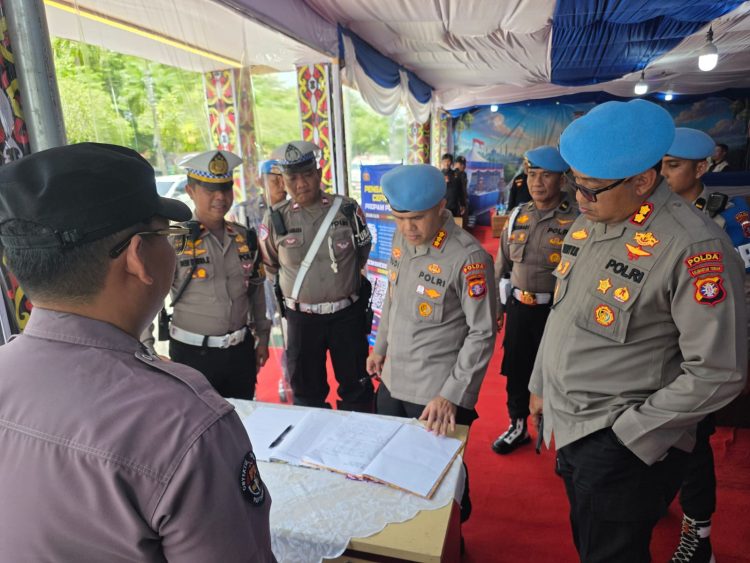 Kedatangan rombongan disambut hangat oleh Perwira Pengendali (Pada), Ipda Dedi Hendra Kurniawan, S.H., M.M. bersama personel di Pos Terpadu Bundaran Besar, Jalan Yos Sudarso, Kota Palangka Raya, Kalimantan Tengah, Kamis (19/3/2026) siang.
