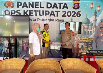 Rumah Sakit (Rumkit) Bhayangkara Tingkat III Palangka Raya Polda Kalteng melaksanakan pemeriksaan kesehatandan pembagian kotak Pertolongan Pertama Pada Kecelakaan (P3K) terhadap personel yang terlibat dalam kegiatan pengamanan serta pelayanan di lapangan, Kamis, (19/3/2026) siang.