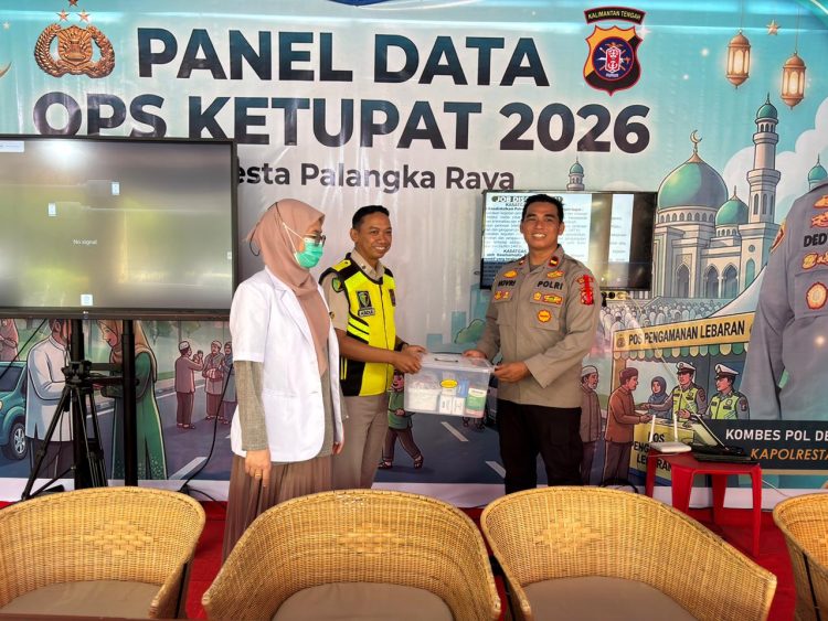 Rumah Sakit (Rumkit) Bhayangkara Tingkat III Palangka Raya Polda Kalteng melaksanakan pemeriksaan kesehatandan pembagian kotak Pertolongan Pertama Pada Kecelakaan (P3K) terhadap personel yang terlibat dalam kegiatan pengamanan serta pelayanan di lapangan, Kamis, (19/3/2026) siang.