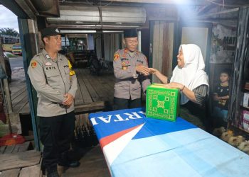 Kapolsek Rakumpit bersama personel Polsek Rakumpit Polresta Palangka Raya melaksanakan kegiatan sosial dengan membagikan bingkisan Lebaran kepada warga kurang mampu di wilayah hukumnya.