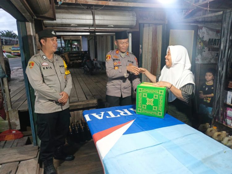 Kapolsek Rakumpit bersama personel Polsek Rakumpit Polresta Palangka Raya melaksanakan kegiatan sosial dengan membagikan bingkisan Lebaran kepada warga kurang mampu di wilayah hukumnya.