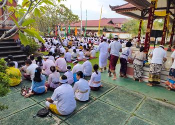 Personel Polresta Palangka Raya melaksanakan pengamanan kegiatan persembahyangan Hari Ngambek Geni dalam rangka perayaan Hari Raya Nyepi Tahun Saka 2026 yang digelar di Pura Pitamaha, Jalan Kinibalu, Kelurahan Palangka, Kecamatan Jekan Raya.