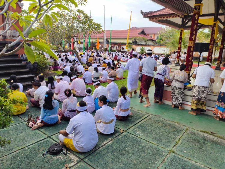 Personel Polresta Palangka Raya melaksanakan pengamanan kegiatan persembahyangan Hari Ngambek Geni dalam rangka perayaan Hari Raya Nyepi Tahun Saka 2026 yang digelar di Pura Pitamaha, Jalan Kinibalu, Kelurahan Palangka, Kecamatan Jekan Raya.