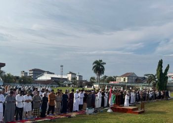 Personel Polsek Seruyan Hilir melaksanakan pengamanan Sholat Idul Fitri (Sholat Ied) 1447 H di dua lokasi berbeda di wilayah Kecamatan Seruyan Hilir, Jumat (20/3/2026) pagi. Kegiatan pengamanan yang berlangsung mulai pukul 06.30 WIB hingga selesai ini dipimpin langsung oleh Kapolsek Seruyan Hilir, IPTU Pramono.
