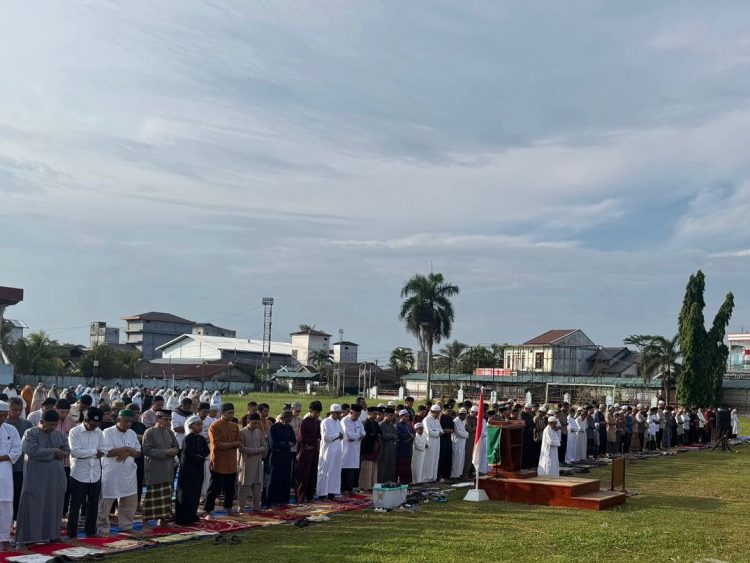 Personel Polsek Seruyan Hilir melaksanakan pengamanan Sholat Idul Fitri (Sholat Ied) 1447 H di dua lokasi berbeda di wilayah Kecamatan Seruyan Hilir, Jumat (20/3/2026) pagi. Kegiatan pengamanan yang berlangsung mulai pukul 06.30 WIB hingga selesai ini dipimpin langsung oleh Kapolsek Seruyan Hilir, IPTU Pramono.
