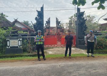 Polres Kotim Polsek Ketapang Jajaran melaksanakan pengamanan kegiatan Persembahyangan Ngembak Geni yang merupakan rangkaian dari Hari Raya Suci Nyepi Tahun Saka 1948 / Tahun 2026 di Pura Tri Bhuwana Agung, Jalan Teratai 4 Sampit