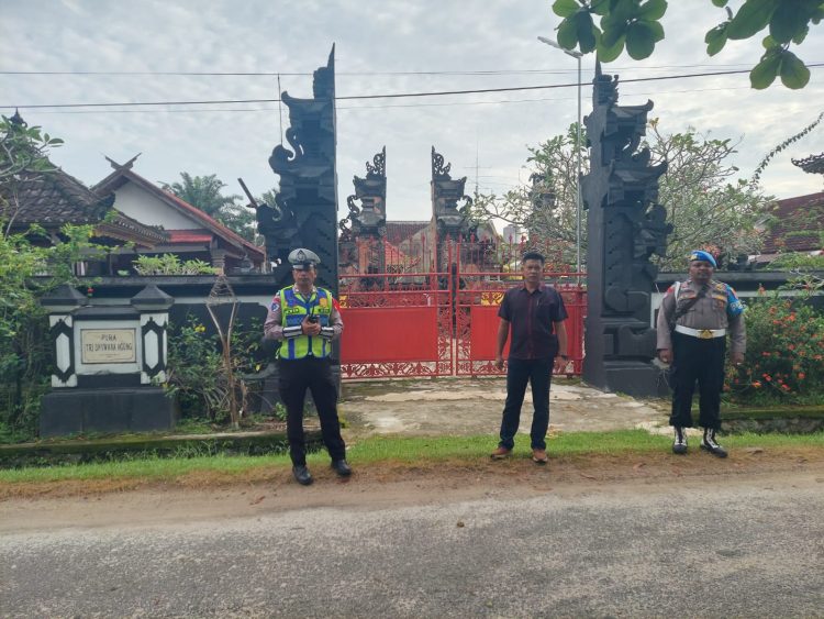 Polres Kotim Polsek Ketapang Jajaran melaksanakan pengamanan kegiatan Persembahyangan Ngembak Geni yang merupakan rangkaian dari Hari Raya Suci Nyepi Tahun Saka 1948 / Tahun 2026 di Pura Tri Bhuwana Agung, Jalan Teratai 4 Sampit