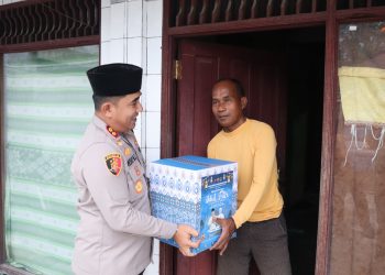 Kapolres Kotawaringin Timur AKBP Resky Maulana Zulkarnain, S.H., S.I.K., M.H. melaksanakan kegiatan sosial dengan membagikan parcel kepada warga yang tinggal di sekitar asrama kepolisian, Jumat (20/03/2026) sore.