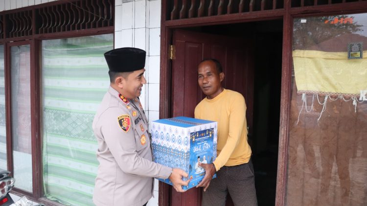 Kapolres Kotawaringin Timur AKBP Resky Maulana Zulkarnain, S.H., S.I.K., M.H. melaksanakan kegiatan sosial dengan membagikan parcel kepada warga yang tinggal di sekitar asrama kepolisian, Jumat (20/03/2026) sore.