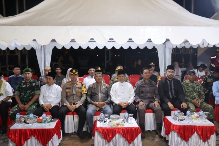 Bupati Seruyan, Ahmad Selanorwanda, S.E., M.M., bersama Wakil Bupati Seruyan, H. Supian, S.Ag., melepas langsung pawai malam takbiran Idul Fitri 1447 H/2026 M yang berlangsung di depan Stadion Gagah Lurus, Kuala Pembuang, Jumat (20/3/2026) malam.