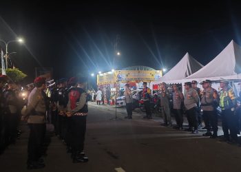 Kapolres Seruyan, AKBP Beddy Suwendi, S.H., S.I.K., memimpin langsung pengamanan pawai malam takbiran Idul Fitri 1447 H yang berlangsung di depan Stadion Gagah Lurus, Kuala Pembuang, Jumat (20/3/2026) malam
