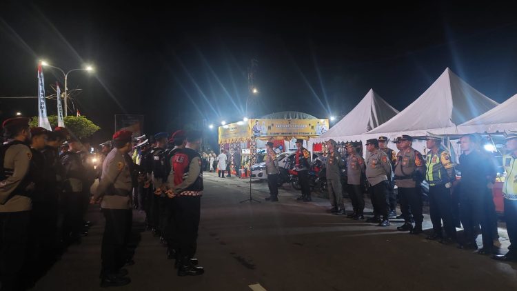 Kapolres Seruyan, AKBP Beddy Suwendi, S.H., S.I.K., memimpin langsung pengamanan pawai malam takbiran Idul Fitri 1447 H yang berlangsung di depan Stadion Gagah Lurus, Kuala Pembuang, Jumat (20/3/2026) malam