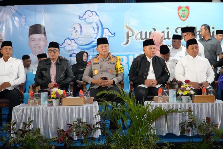 Kegiatan pawai obor ini, dilepas langsung oleh Gubernur Kalimantan Tengah, H. Agustiar Sabran, didampingi Wakil Gubernur H. Edy Pratowo, Kapolda Irjen Pol Iwan Kurniawan, dan sejumlah forkopimda lainnya.