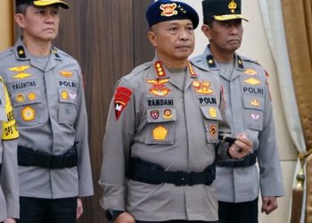 Upacara kenaikan pangkat dipimpin langsung oleh Kapolri Jenderal Polisi Listyo Sigit Prabowo, dihadiri Wakapolri Komjen Pol. Dedi Prasetyo, Dankorbrimob Polri Komjen Pol. Ramdani Hidayat, Kabareskrim Polri Komjen Pol. Syahardiantono, Irwasum Polri Komjen Pol. Wahyu Widada, Astamaops Polri Komjen Pol. Muhammad Fadil lmran, para PJU Mabes Polri, serta Bhayangkari.