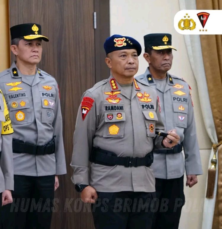 Upacara kenaikan pangkat dipimpin langsung oleh Kapolri Jenderal Polisi Listyo Sigit Prabowo, dihadiri Wakapolri Komjen Pol. Dedi Prasetyo, Dankorbrimob Polri Komjen Pol. Ramdani Hidayat, Kabareskrim Polri Komjen Pol. Syahardiantono, Irwasum Polri Komjen Pol. Wahyu Widada, Astamaops Polri Komjen Pol. Muhammad Fadil lmran, para PJU Mabes Polri, serta Bhayangkari.